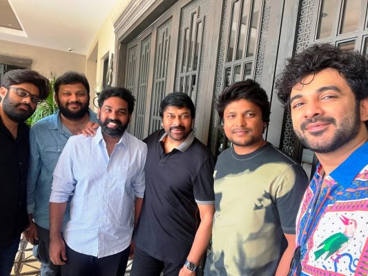 Tillu Square Team With Chiranjeevi