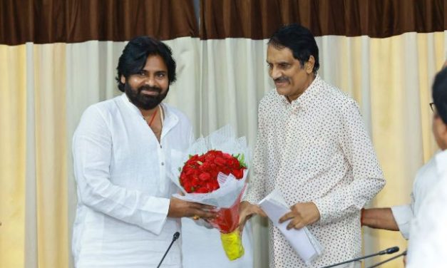 పవన్ కళ్యాణ్ తో తెలుగు సినీ నిర్మాతల సమావేశం