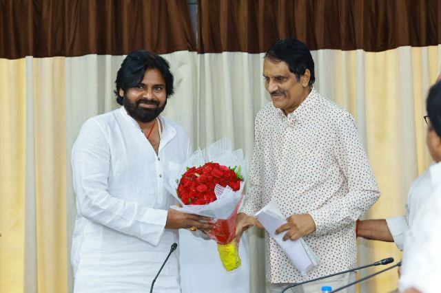 పవన్ కళ్యాణ్ తో తెలుగు సినీ నిర్మాతల సమావేశం